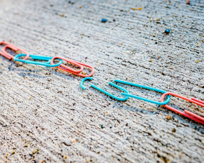 broken chain of paperclips representing DIY divorce